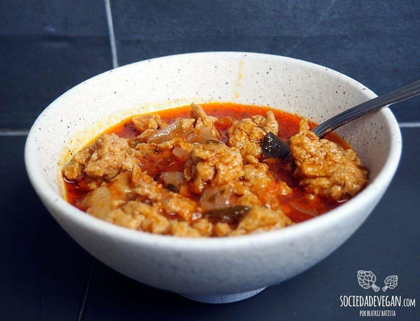 Uma taça com o seitan a marinar