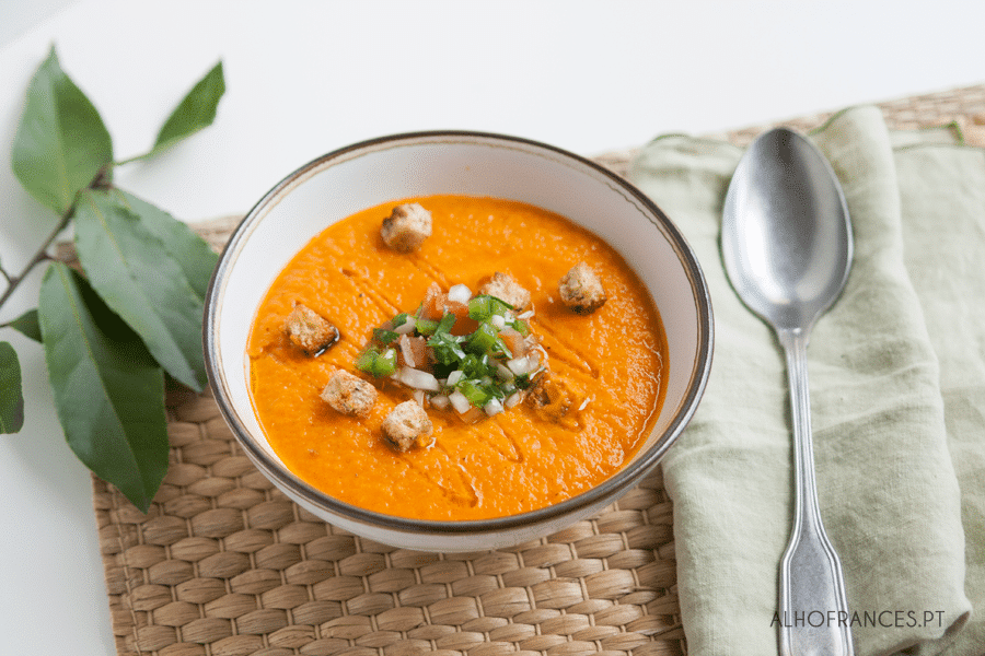 Uma taça com sopa de tomate