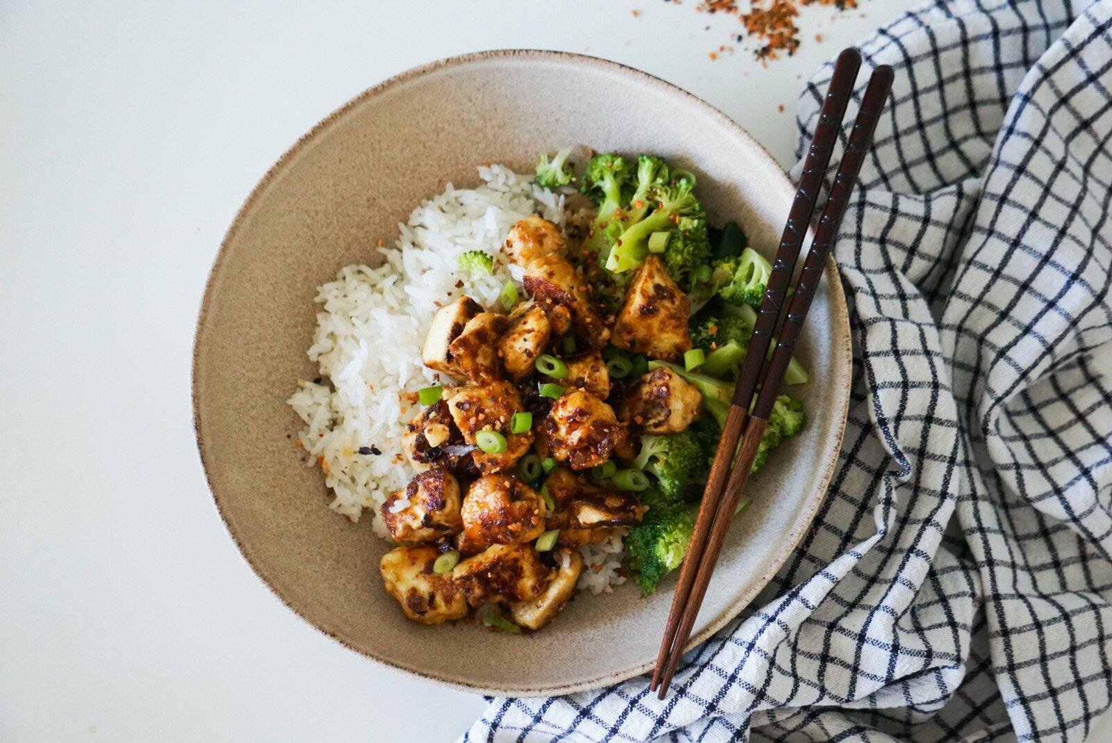 BOWL COM TOFU CROCANTE E MOLHO DE CHILI